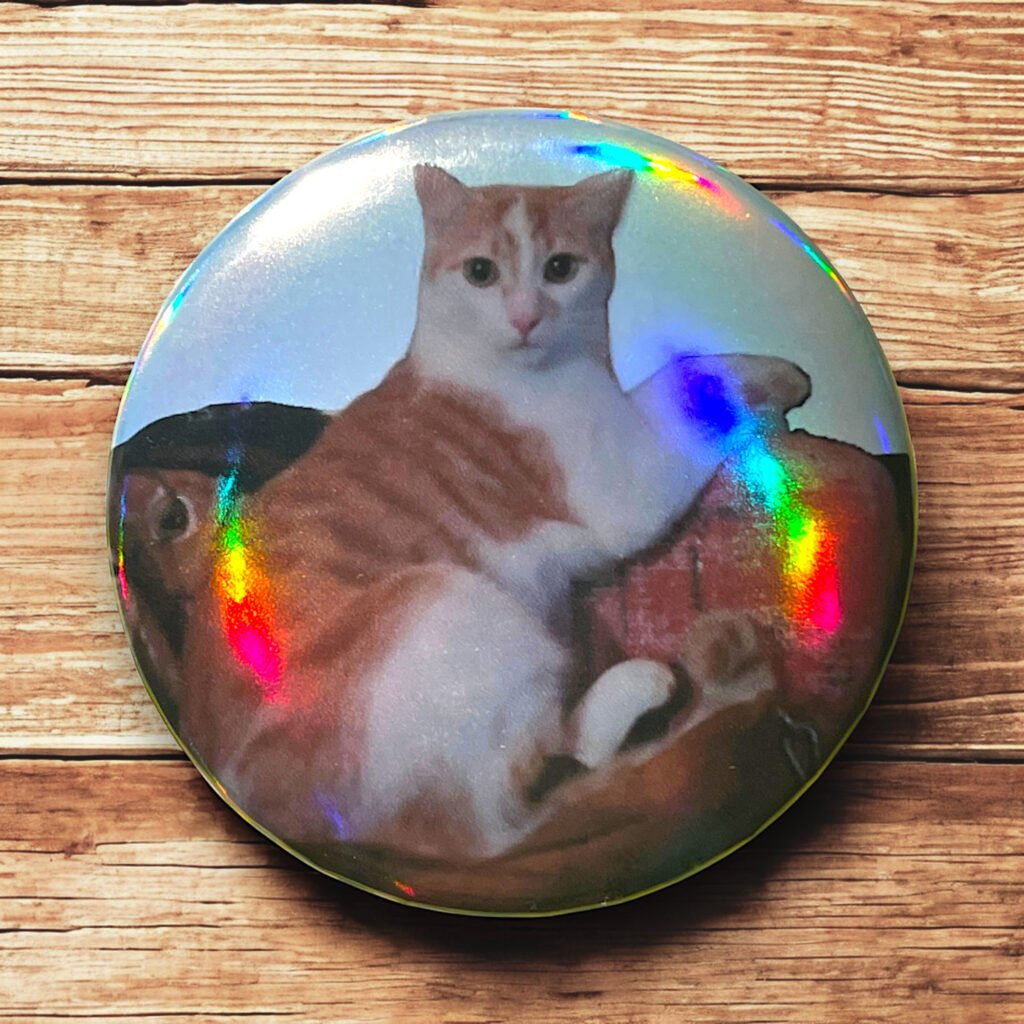 Badge holographique Chili le chat roux sur son canap'