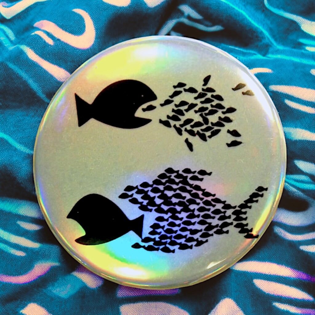 Badge holographique petits poissons versus gros poissons
