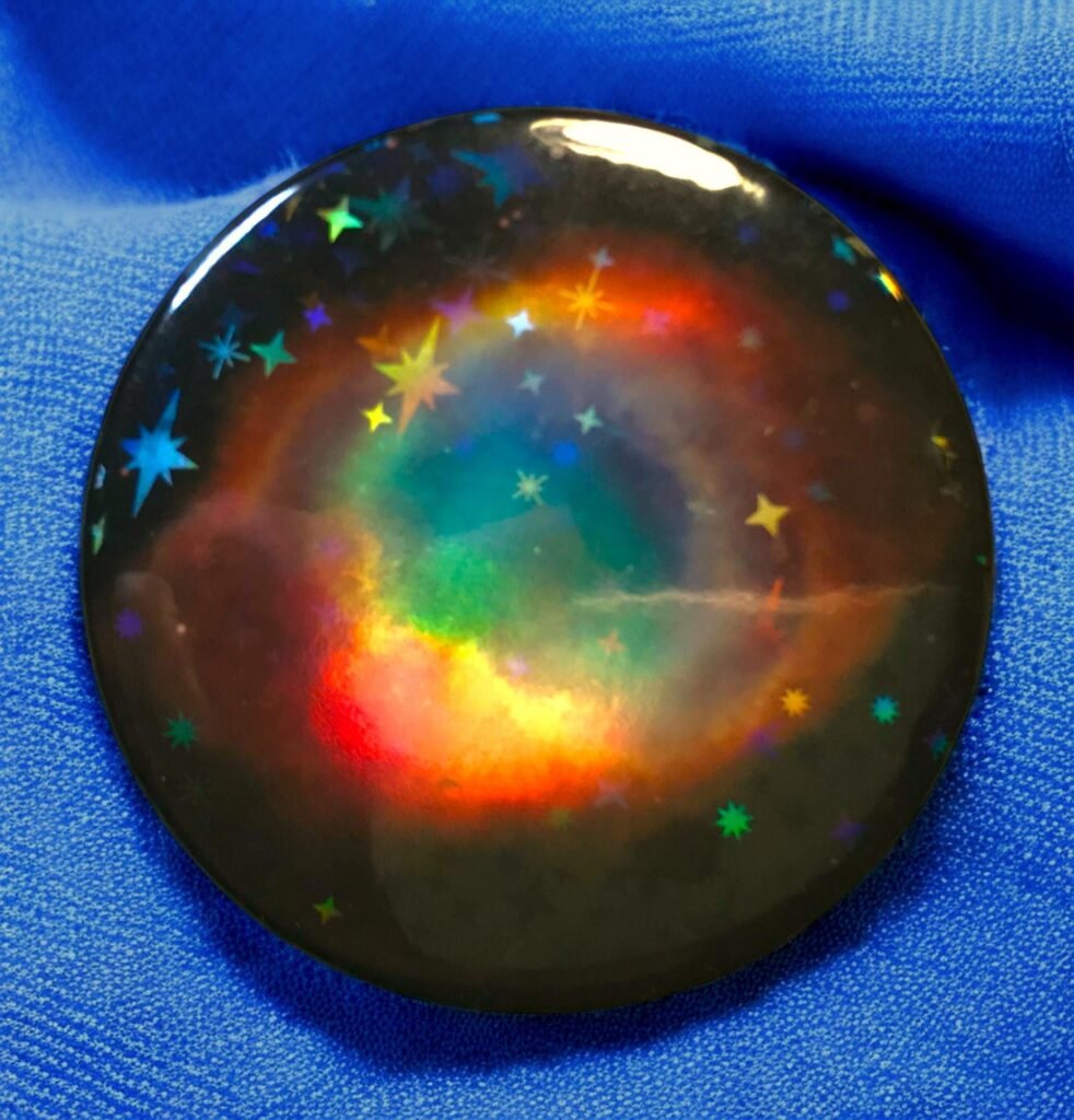 Badge nébuleuse de l'Hélice avec effet d'étoiles holographique