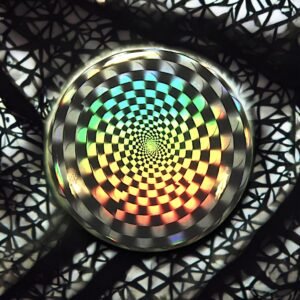 Badge holographique motif de damier ciruclaire flou