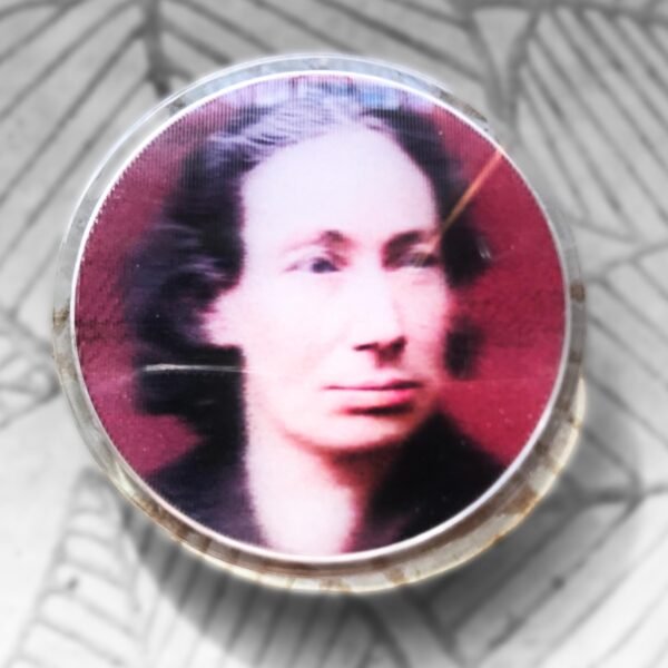 Badge lenticulaire Mini portrait 3D colorisé de Louise Michel,