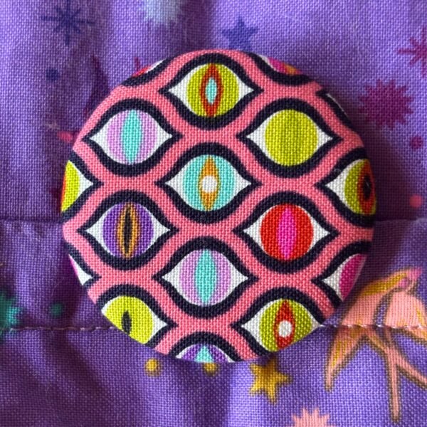 Badge en tissu motif yeux multicolores