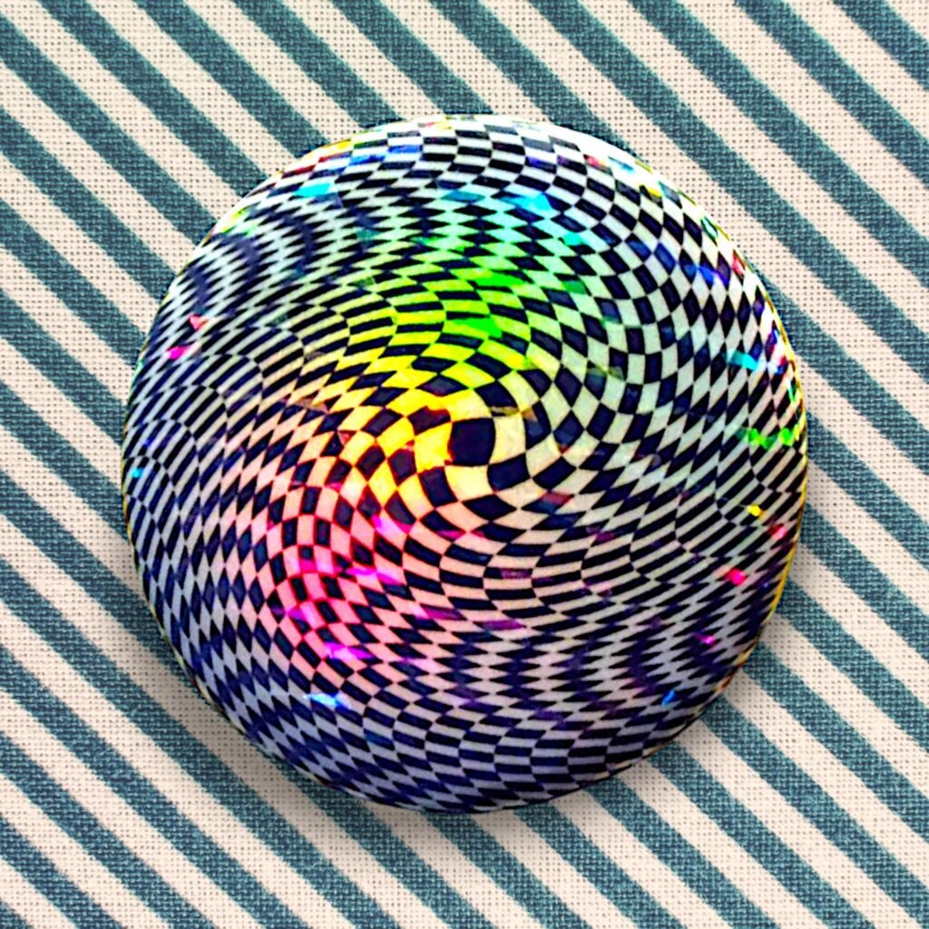 Badge holographique psychédélique warped