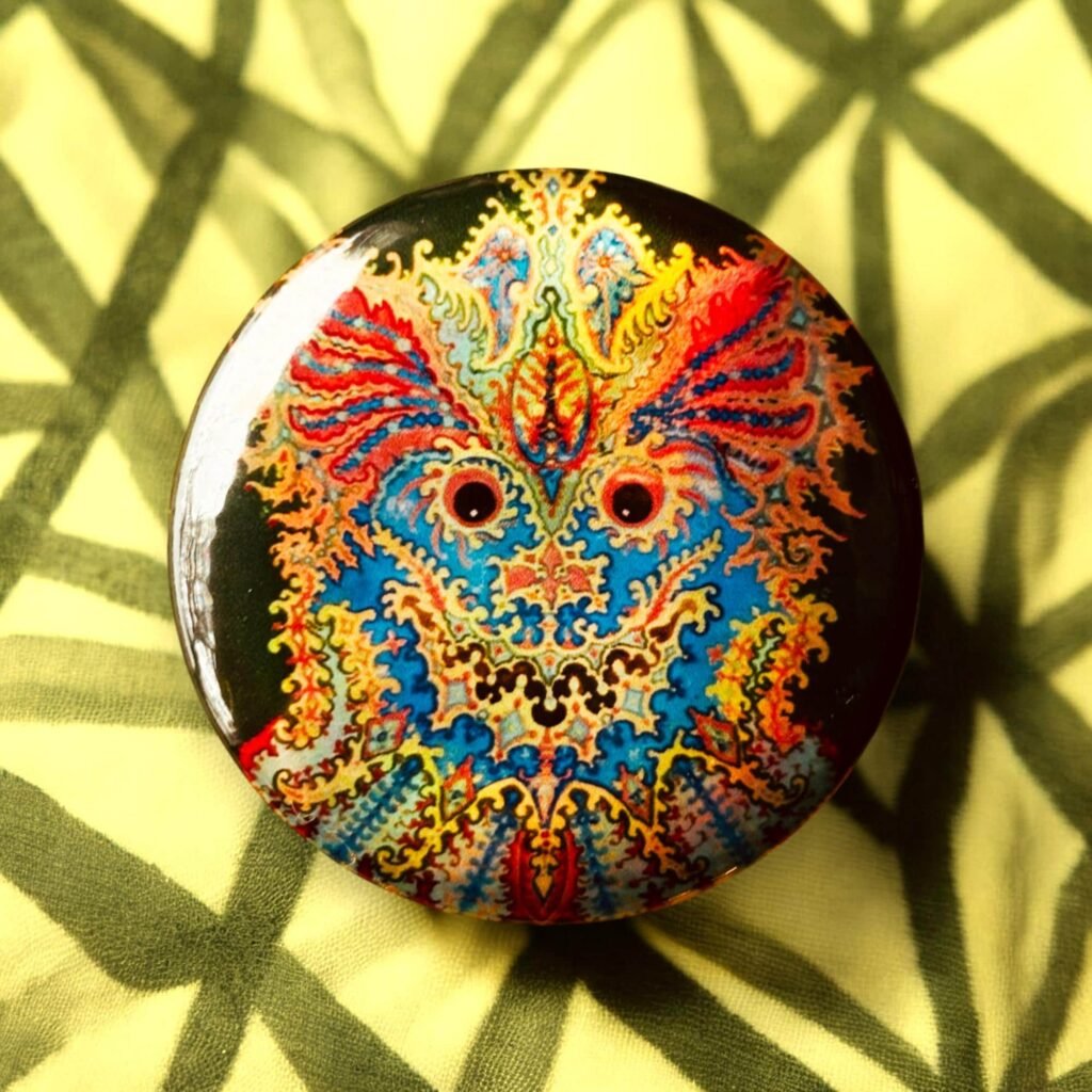 Badge holographique chat psychédélique par Louis Wain