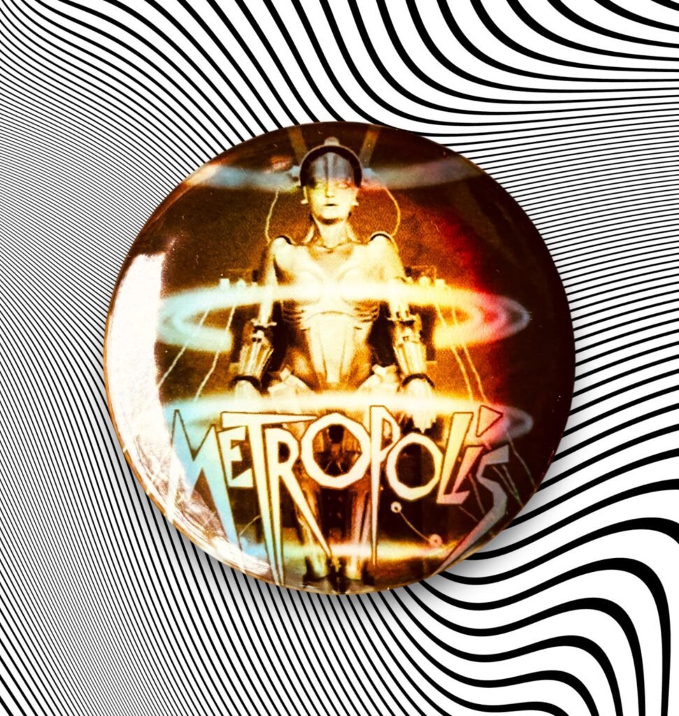 Badge du film Metropolis, effet holographique, Fritz Lang, robot Maria