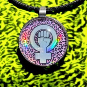 Pendentif symbole féministe sur fond léopard rose 25mm cabochon verre, acier inoxydable, cadeau pour féministe, militante, punk