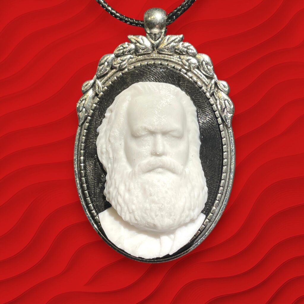 Pendentif camée de Karl Marx  — Impression 3D PETG Haute Définition et plateau en alliage de zinc | 35x50mm | Bijou pour marxistes coquets