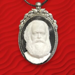 Pendentif camée de Karl Marx  — Impression 3D PETG Haute Définition et plateau en alliage de zinc | 35x50mm | Bijou pour marxistes coquets