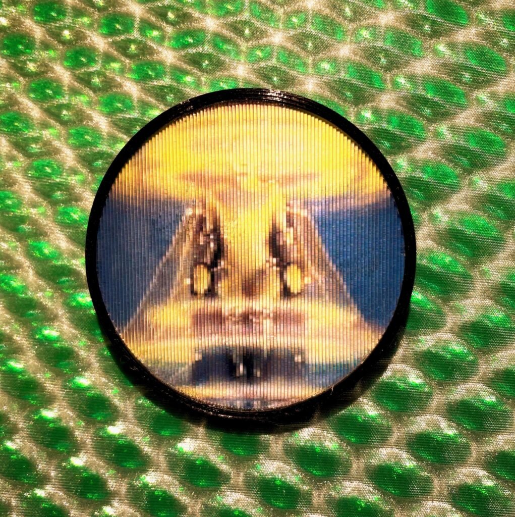 Badge animé lenticulaire du film Metropolis de Fritz Lang fabrication artisanale avec badge plat en impression 3D cadeau pour cinéphile SF