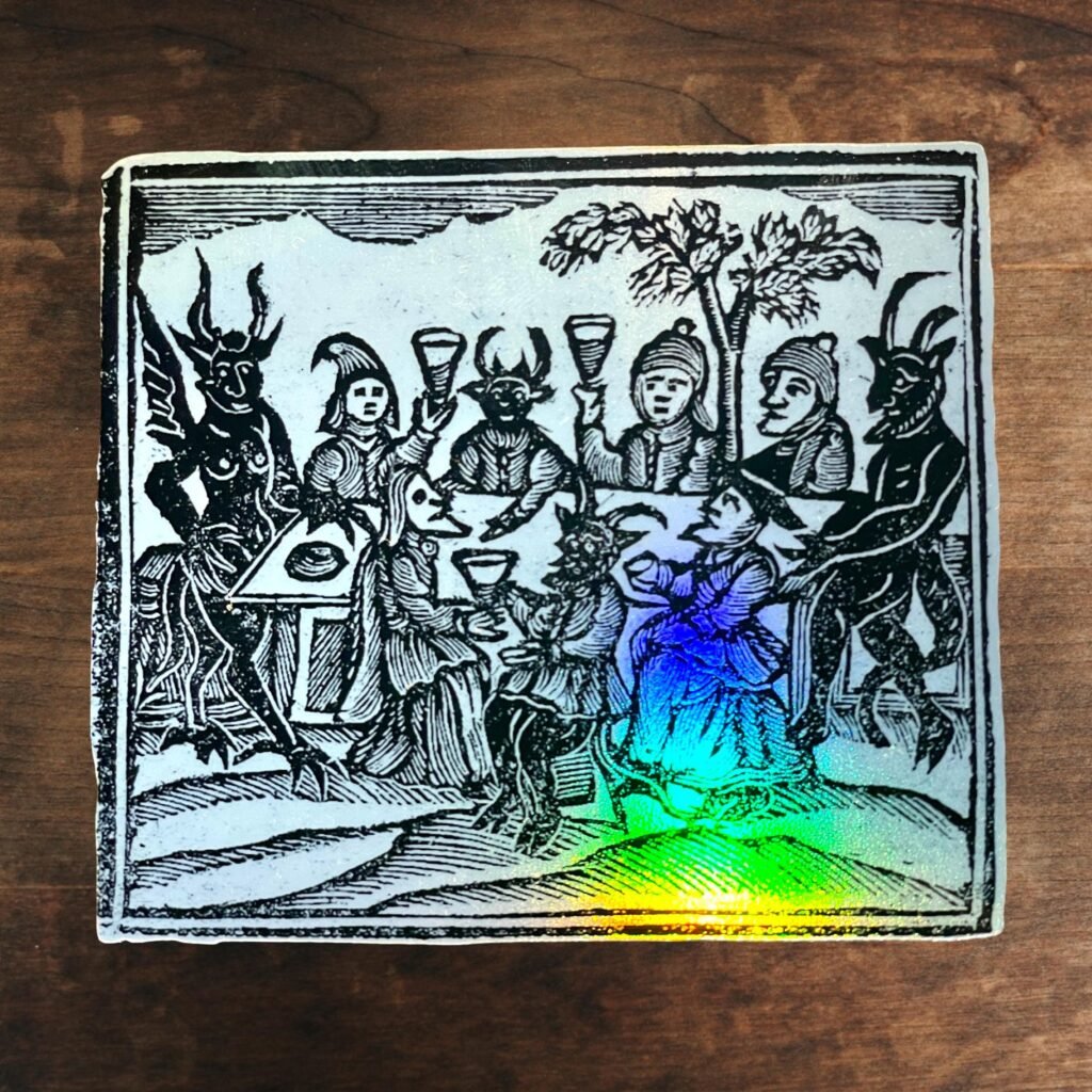 Autocollant holographique “Banquet de sorcières et démons” – vinyle iridescent, gravure anglaise ca. 1720, folklore occulte