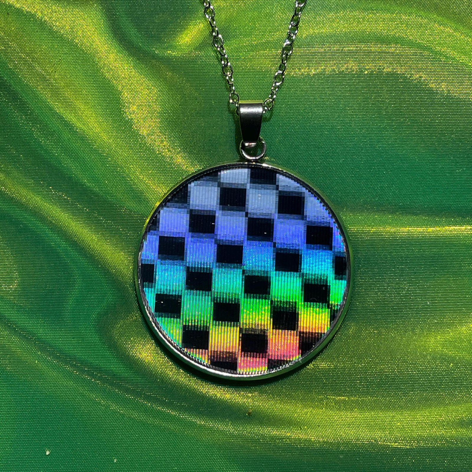 Pendentif lenticulaire damier animé psychédélique 30 mm/1,18 pouces, image lenticulaire artisanale sur base acier – Image 3