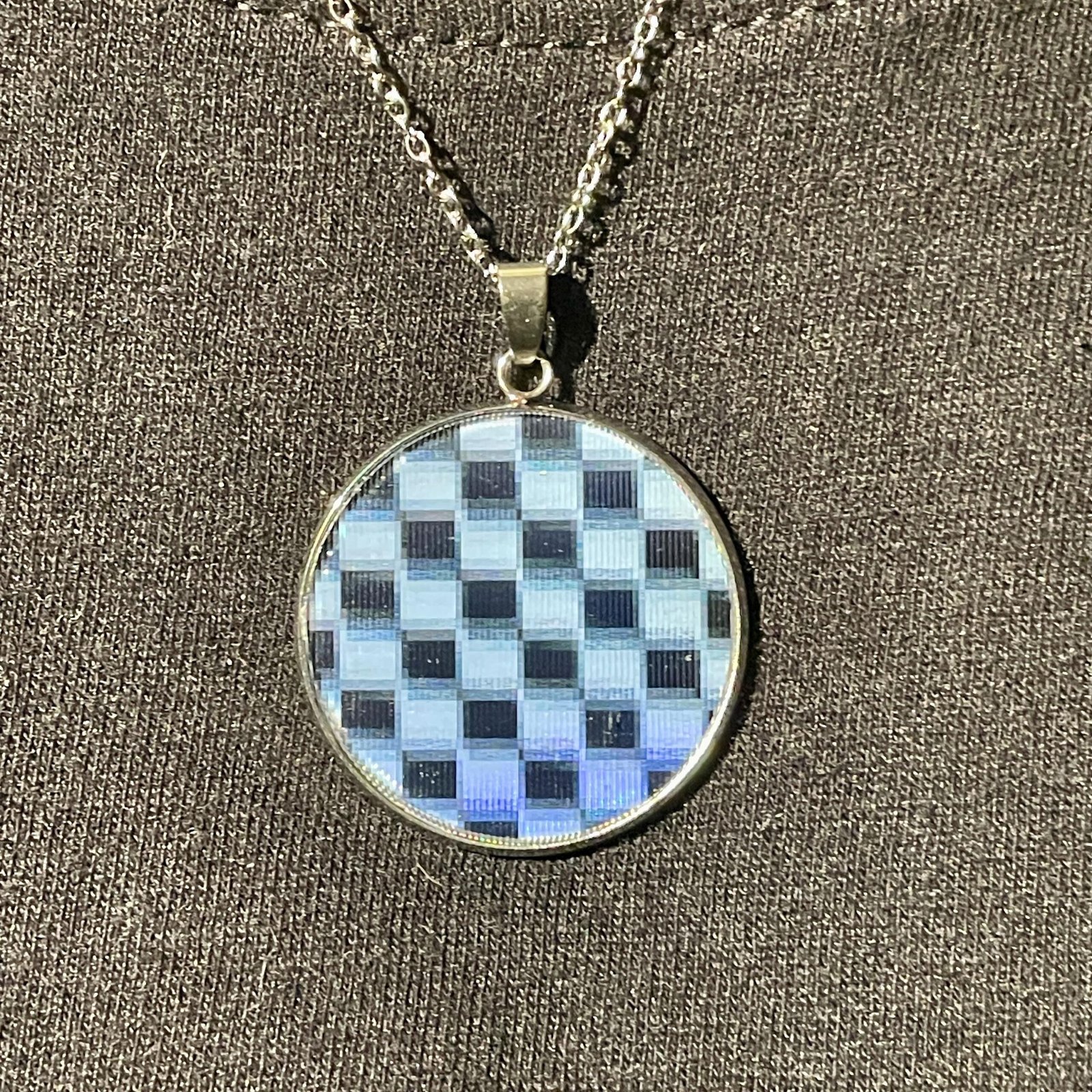 Pendentif lenticulaire damier animé psychédélique 30 mm/1,18 pouces, image lenticulaire artisanale sur base acier – Image 8