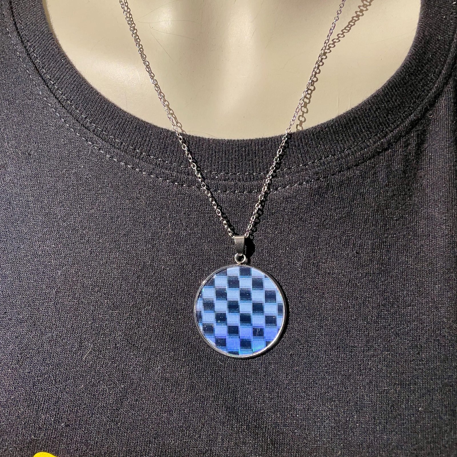 Pendentif lenticulaire damier animé psychédélique 30 mm/1,18 pouces, image lenticulaire artisanale sur base acier – Image 2