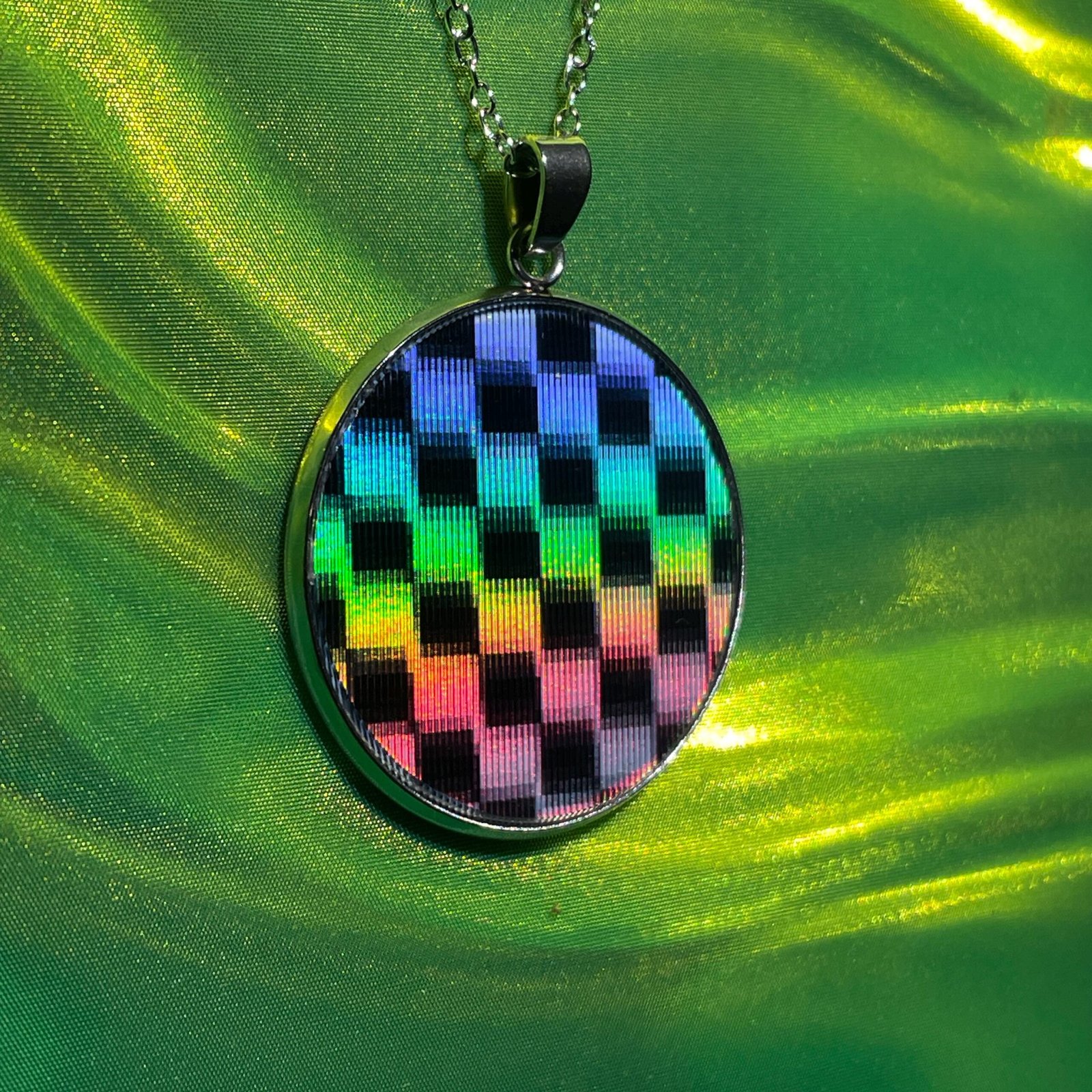 Pendentif lenticulaire damier animé psychédélique 30 mm/1,18 pouces, image lenticulaire artisanale sur base acier – Image 4