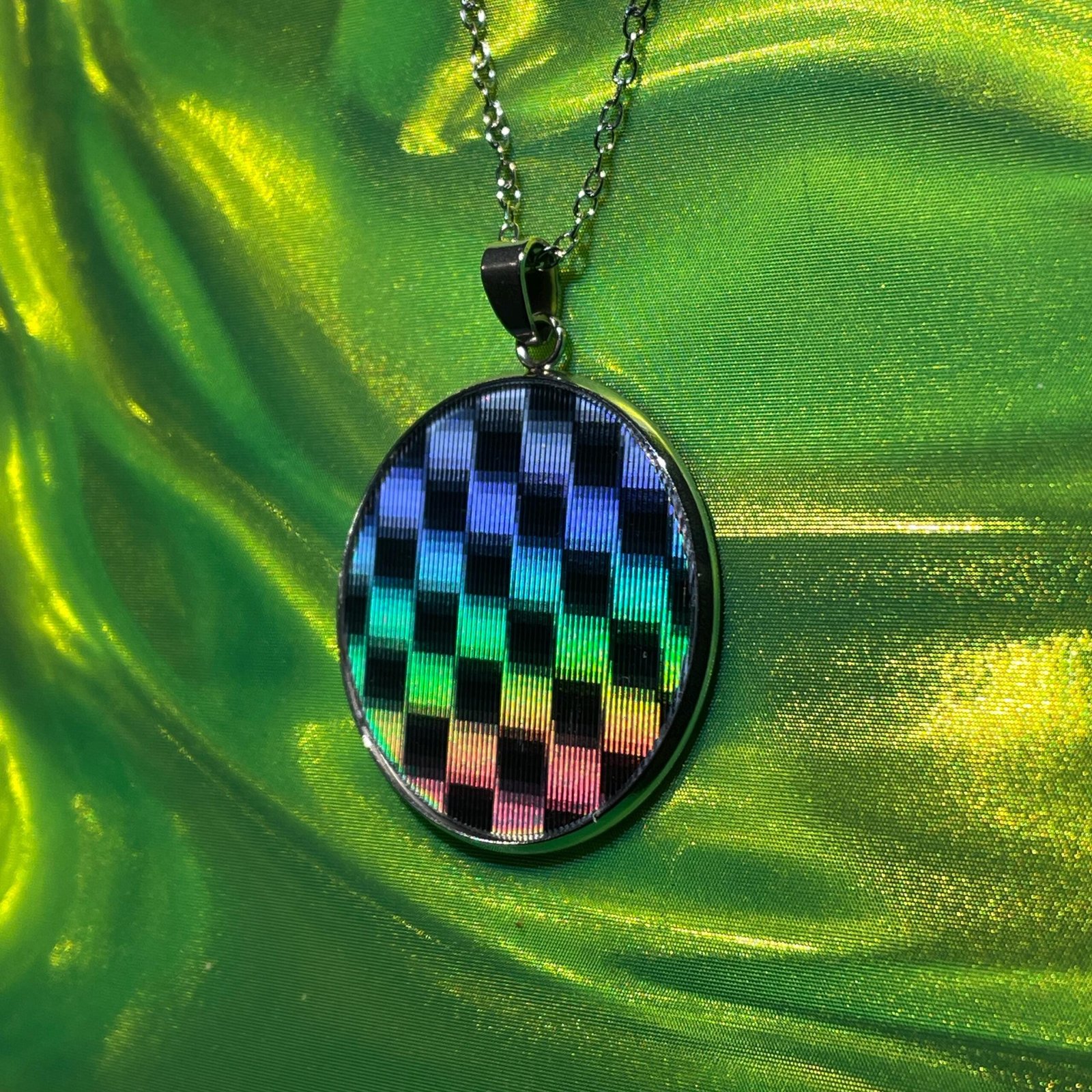 Pendentif lenticulaire damier animé psychédélique 30 mm/1,18 pouces, image lenticulaire artisanale sur base acier – Image 5