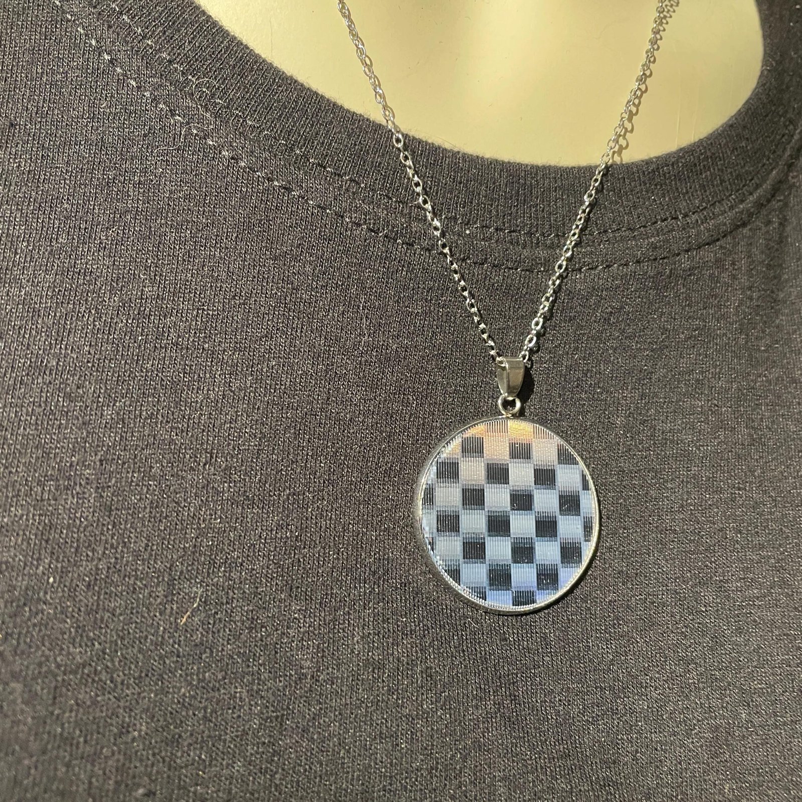 Pendentif lenticulaire damier animé psychédélique 30 mm/1,18 pouces, image lenticulaire artisanale sur base acier – Image 9