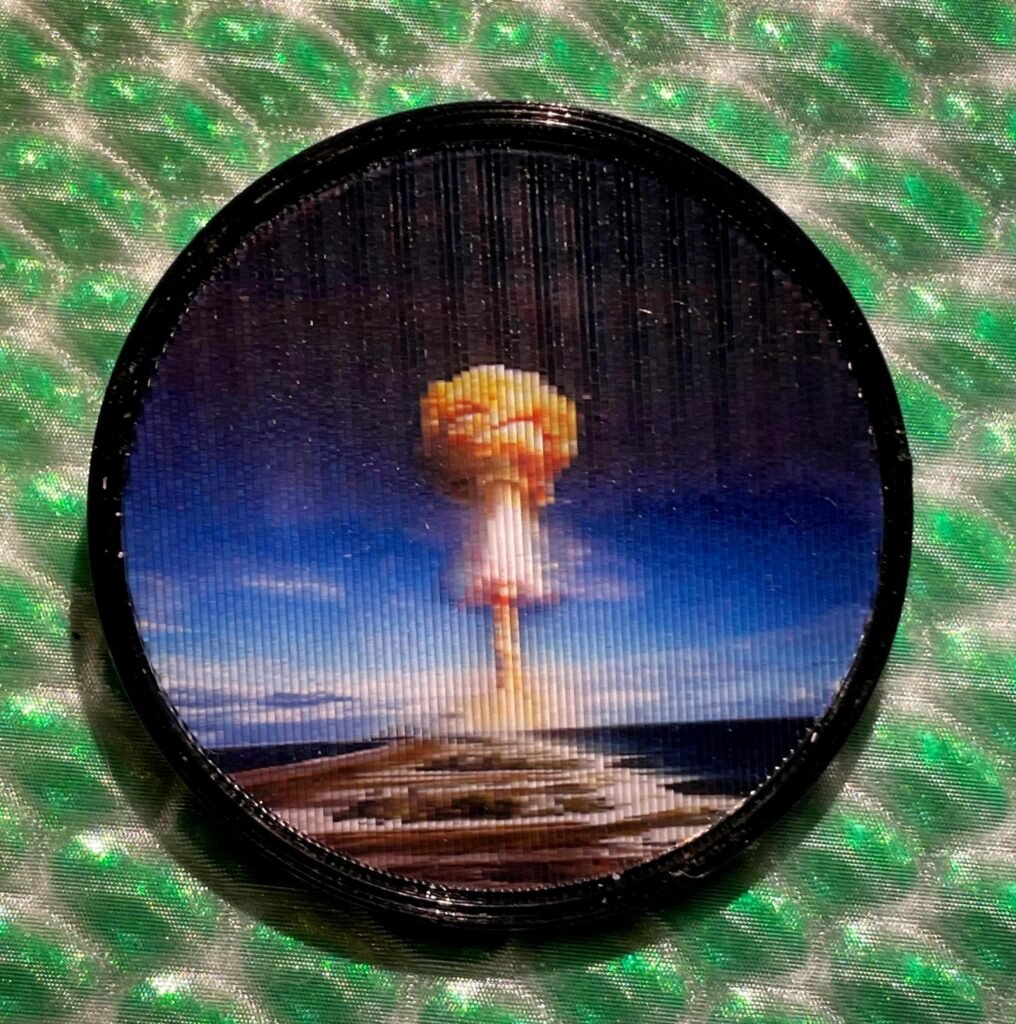 Badge Lenticulaire animé Explosion Nucléaire - 4 images - badge artisanal fait main - 50mm