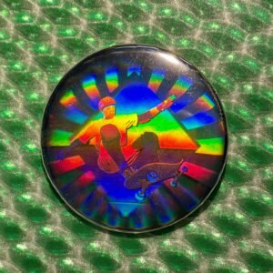Badge avec un hologramme vintage de skater 44mm/1.73in, véritable hologramme  des années 90 embossé, rainbow hologram, base metal