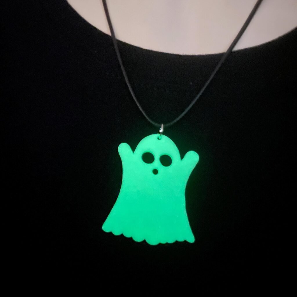 Pendentif fantôme phosphorescent mignon – bijou artisanal imprimé en 3D en PLA – fantôme kawaii lumineux avec cordon 45 cm – création unique