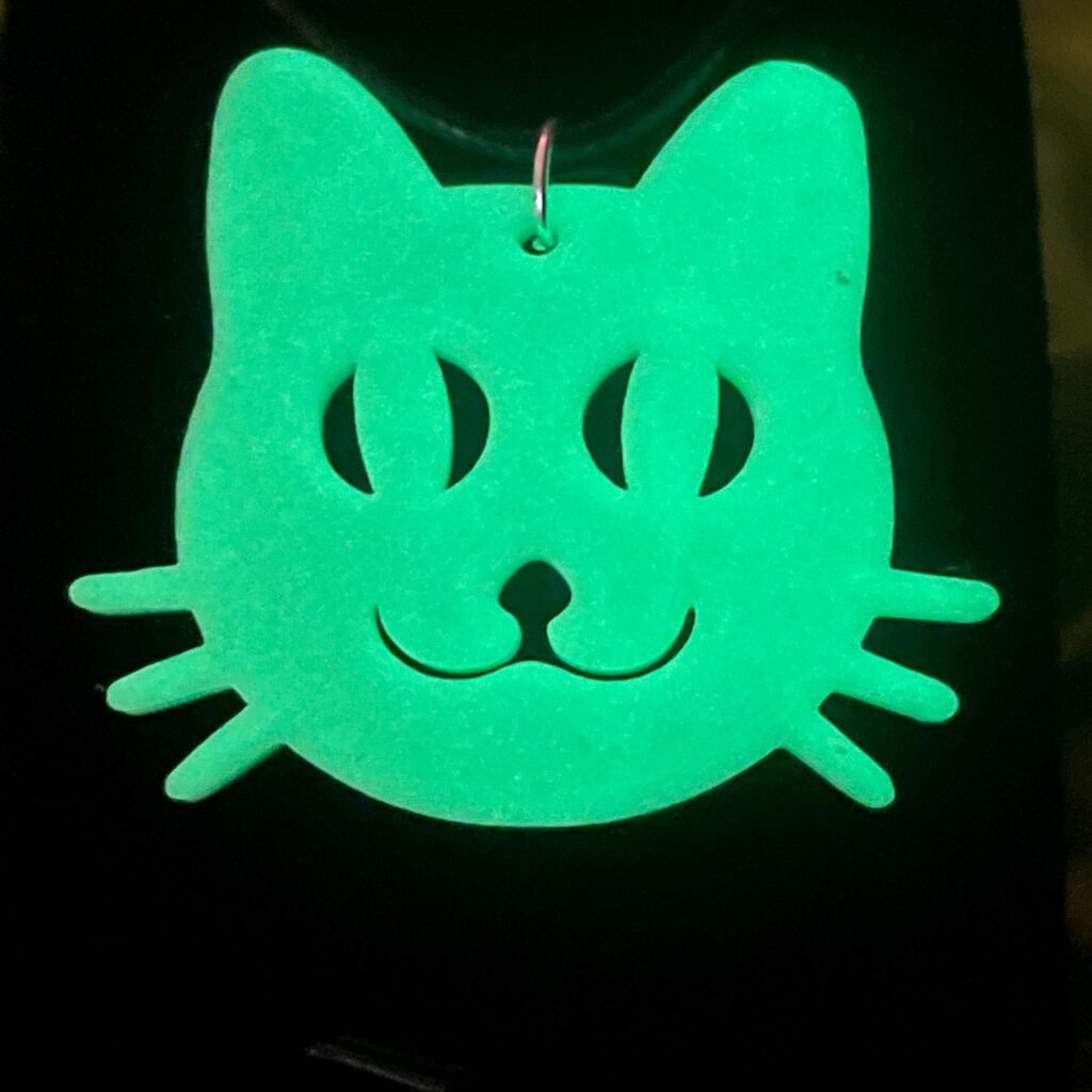 Pendentif chat phosphorescent mignon – bijou artisanal imprimé 3D – collier chat lumineux vert pomme – création unique