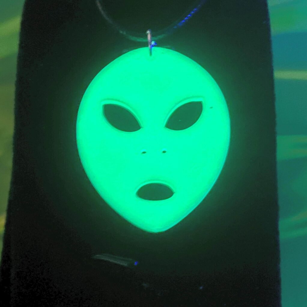 Pendentif alien phosphorescent – bijou artisanal 3D en PLA glow-in-the-dark – collier alien lumineux vert fluo – création originale geek