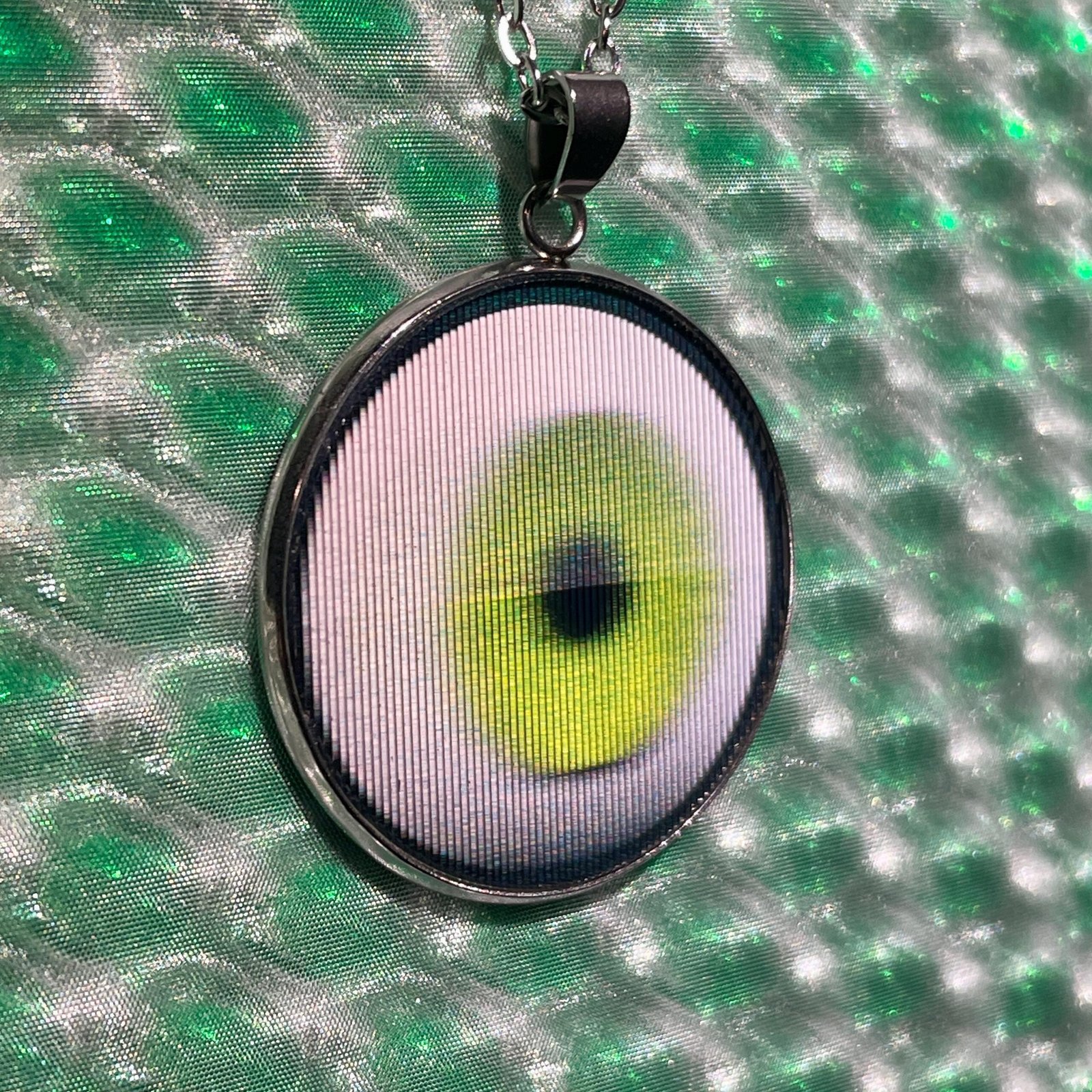 Pendentif Œil Animé globe oculaire Lenticulaire – Iris Vert Qui Suit le Regard – rond 30mm (1,19in) acier inox avec Collier Acier Inoxydable – Image 3