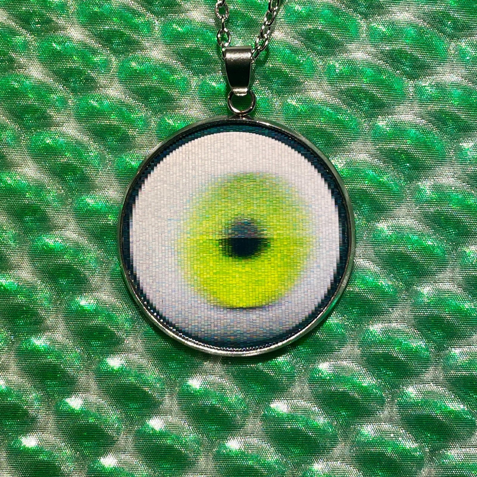 Pendentif Œil Animé globe oculaire Lenticulaire – Iris Vert Qui Suit le Regard – rond 30mm (1,19in) acier inox avec Collier Acier Inoxydable – Image 2