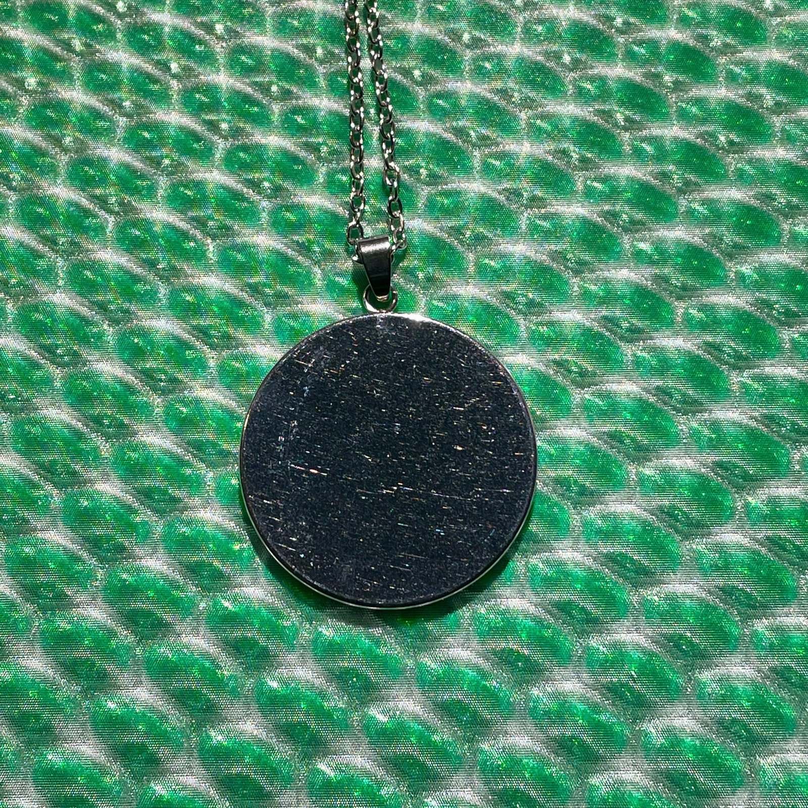 Pendentif lenticulaire Animé Tunnel d’Étoiles – Lenticulaire Holographique – Cabochon 30 mm – Collier Acier Inoxydable – Fait Main – Image 10