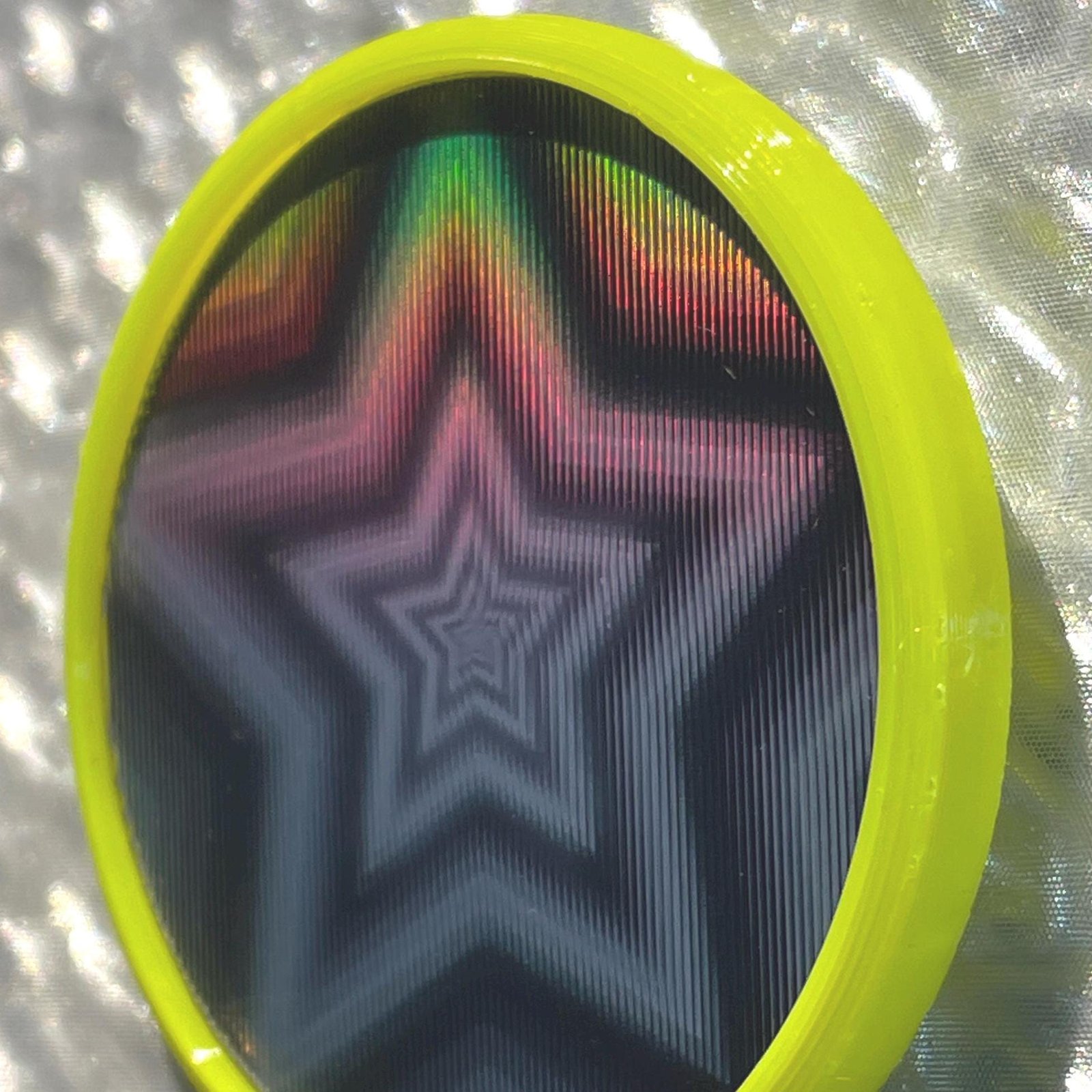 Badge Animé Lenticulaire Psychédélique Étoiles – Effet Tunnel d'étoiles et Reflets Holographiques – Fait Main – Pins Pop Culture Futuriste – Image 6