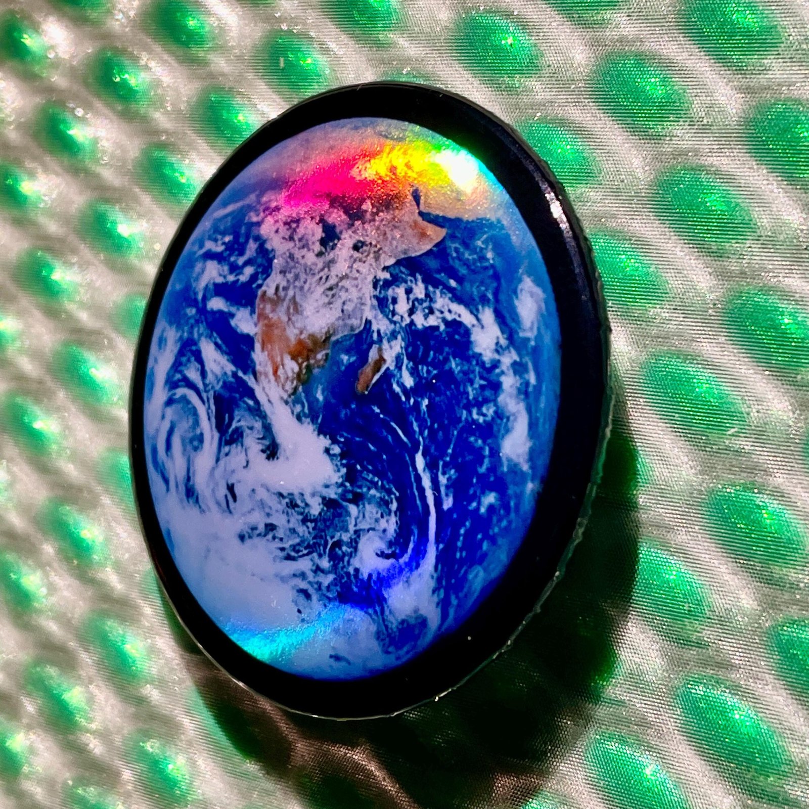 Badge Planète Terre reflets holographiques - The Blue Marble – Photo Iconique Terre vue de l’Espace – 44 mm Holographique – Fait Main – Image 4