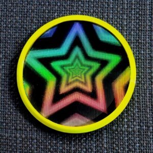 Badge Animé Lenticulaire Psychédélique Étoiles  – Effet Tunnel d'étoiles et Reflets Holographiques – Fait Main – Pins Pop Culture Futuriste