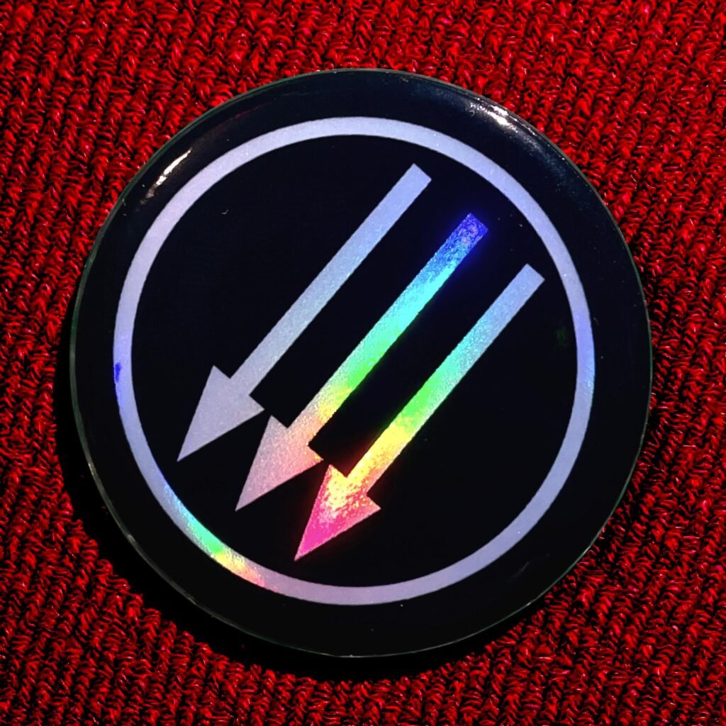 Badge Symbole Antifasciste Trois Flèches Reflets holographiques – Symbole Historique – 44 mm Holographique – Fait Main - Badge militant