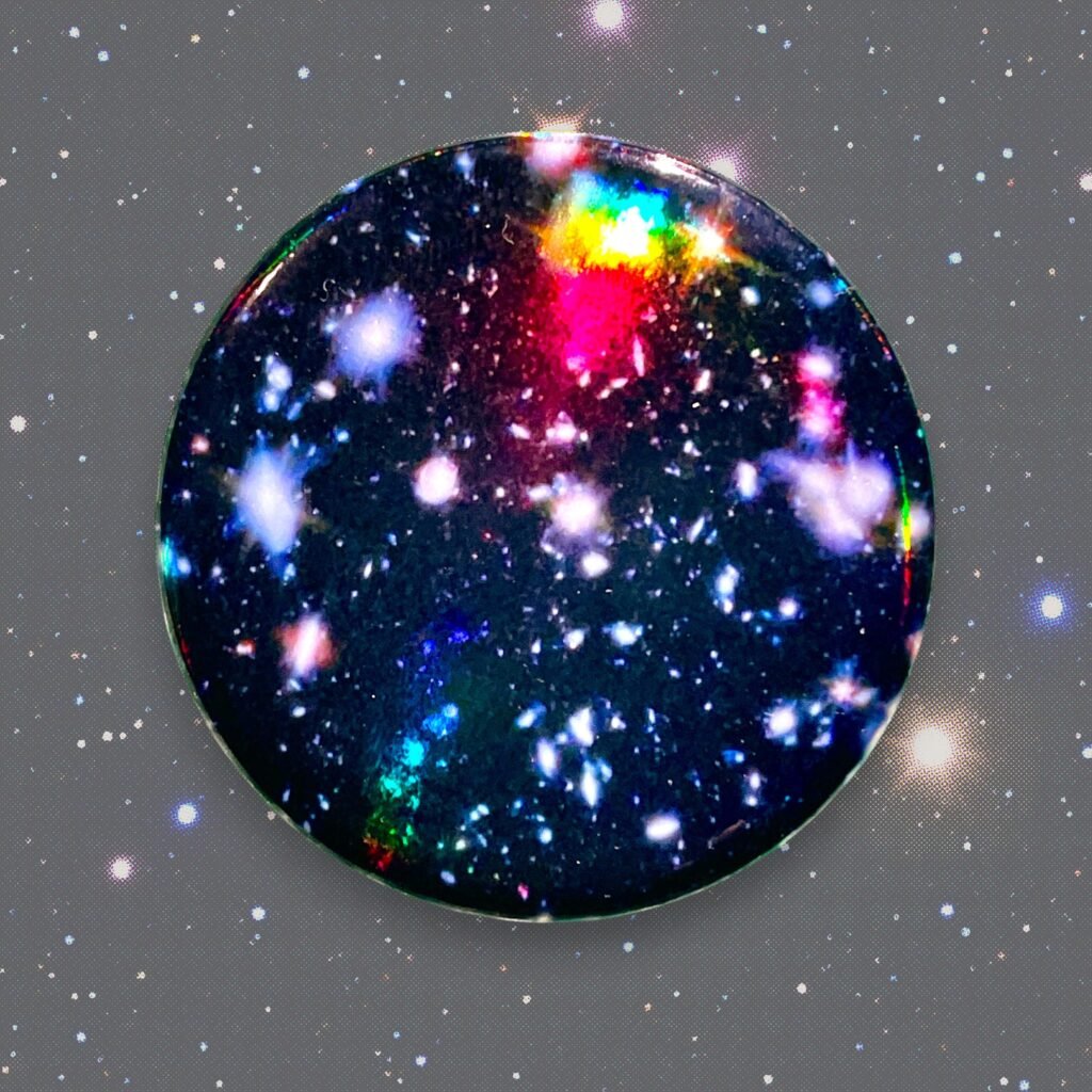 Badge Champ Profond Cosmique aux reflets holographiques – Image du Télescope James Webb – Univers & Galaxies – 44 mm – Fait Main
