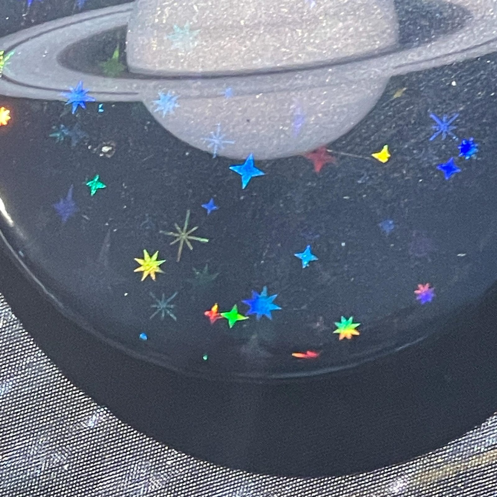 Badge Planète Saturne Holographique – Fond Holo + Étoiles Scintillantes, 44 mm Métal, Vinyle Laminé, Inspiration Astronomique, Spacecore – Image 3