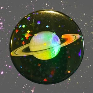 Badge Planète Saturne Holographique –  Fond Holo + Étoiles Scintillantes, 44 mm Métal, Vinyle Laminé, Inspiration Astronomique, Spacecore