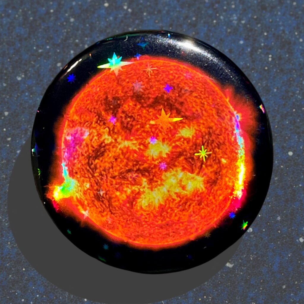Badge Holographique du Soleil  – 44 mm – Vinyle holographique & Acier – Effet d'étoiles Scintillantes – Spacecore Psychedelic