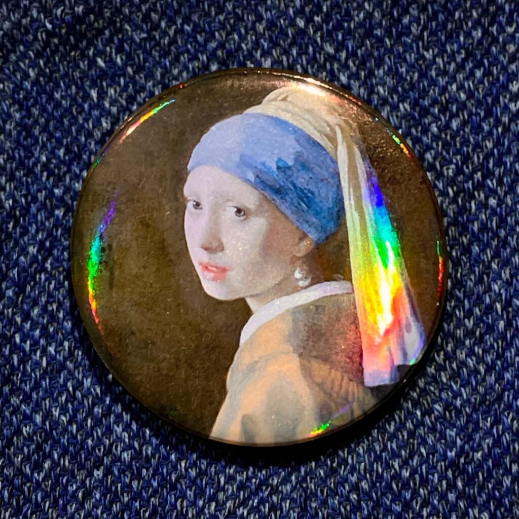 Badge Jeune Fille à la Perle Aux Reflets Holographiques –  Vermeer, Icône de la Peinture Baroque, 44 mm Métal, Vinyle Holographique