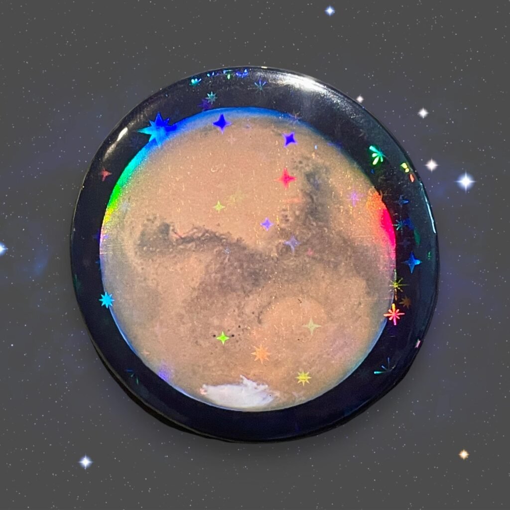Badge Planète Mars Holographique –  Fond Holo + Étoiles Scintillantes, 44 mm Métal, Vinyle Laminé, Imagerie Astronomique