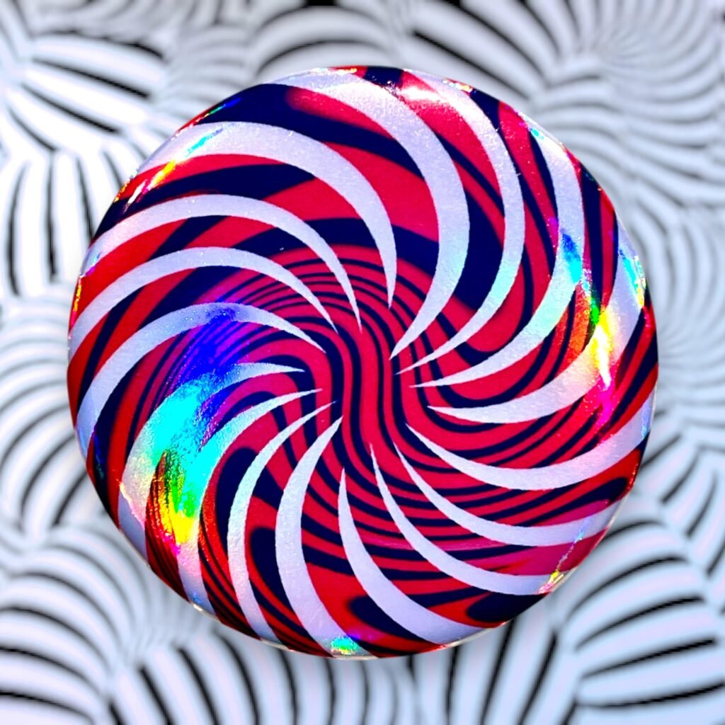 Badge Spirale Psychédélique Rouge & Noir Moiré – Reflets  Holographiques – 44 mm – Style Op Art – Fait Main