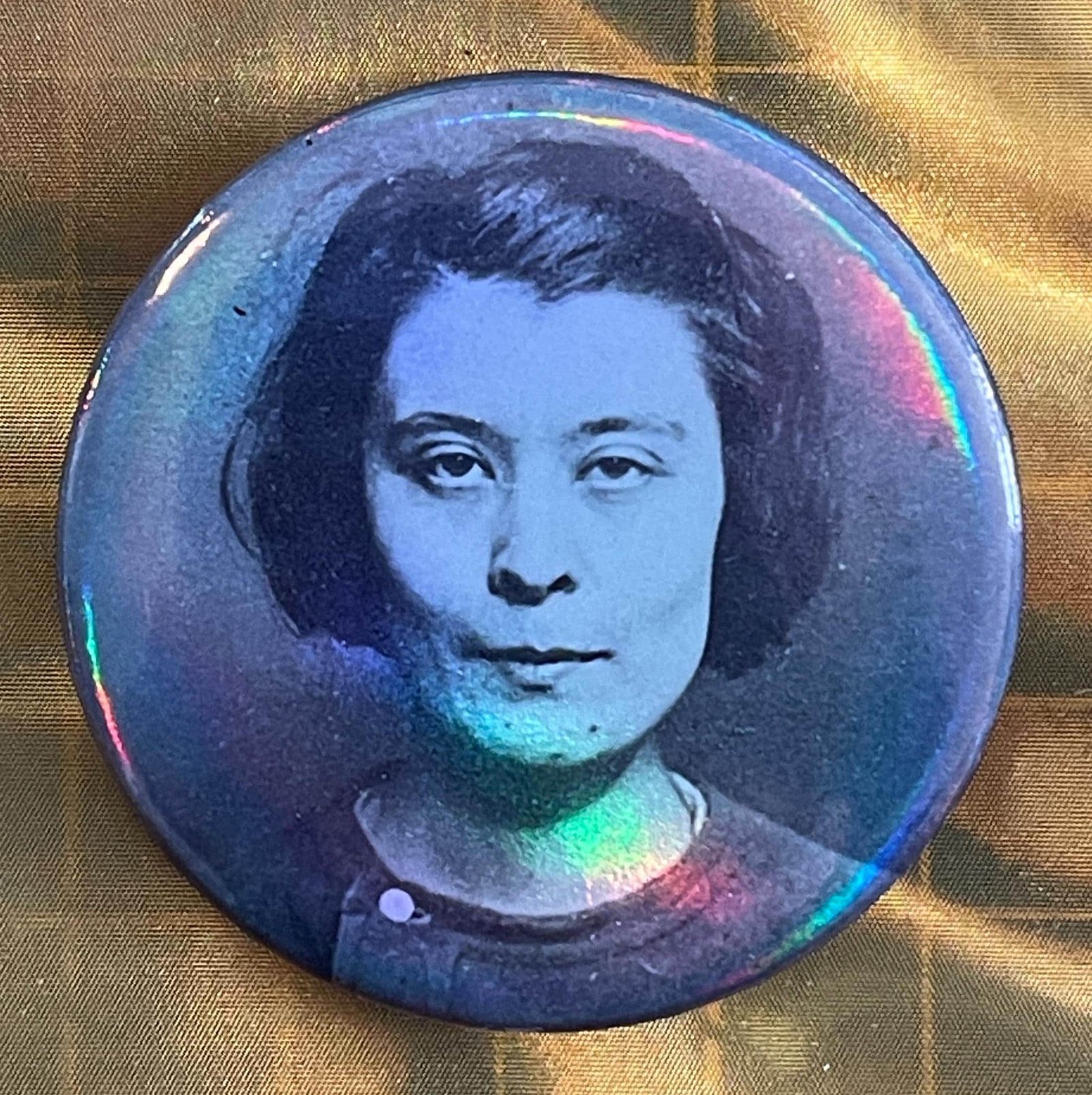 Badge Germaine Berton 1923 – Portrait Mugshot Historique sur Vinyle Holographique, Badge 44 mm Métal, Histoire Sociale XXe Siècle – Image 2