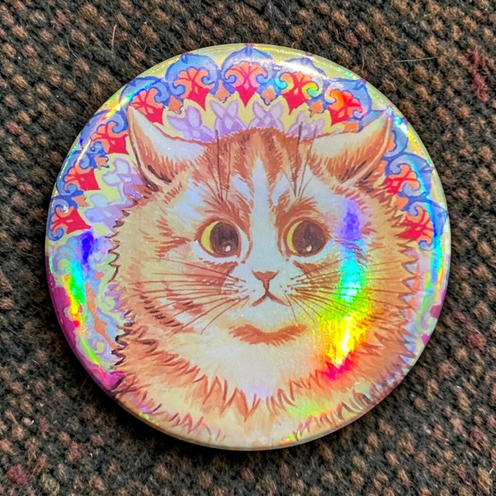 Badge Chat Louis Wain - psychédélique – 44 mm Reflets Holographiques – Art Visionnaire – Fait Main