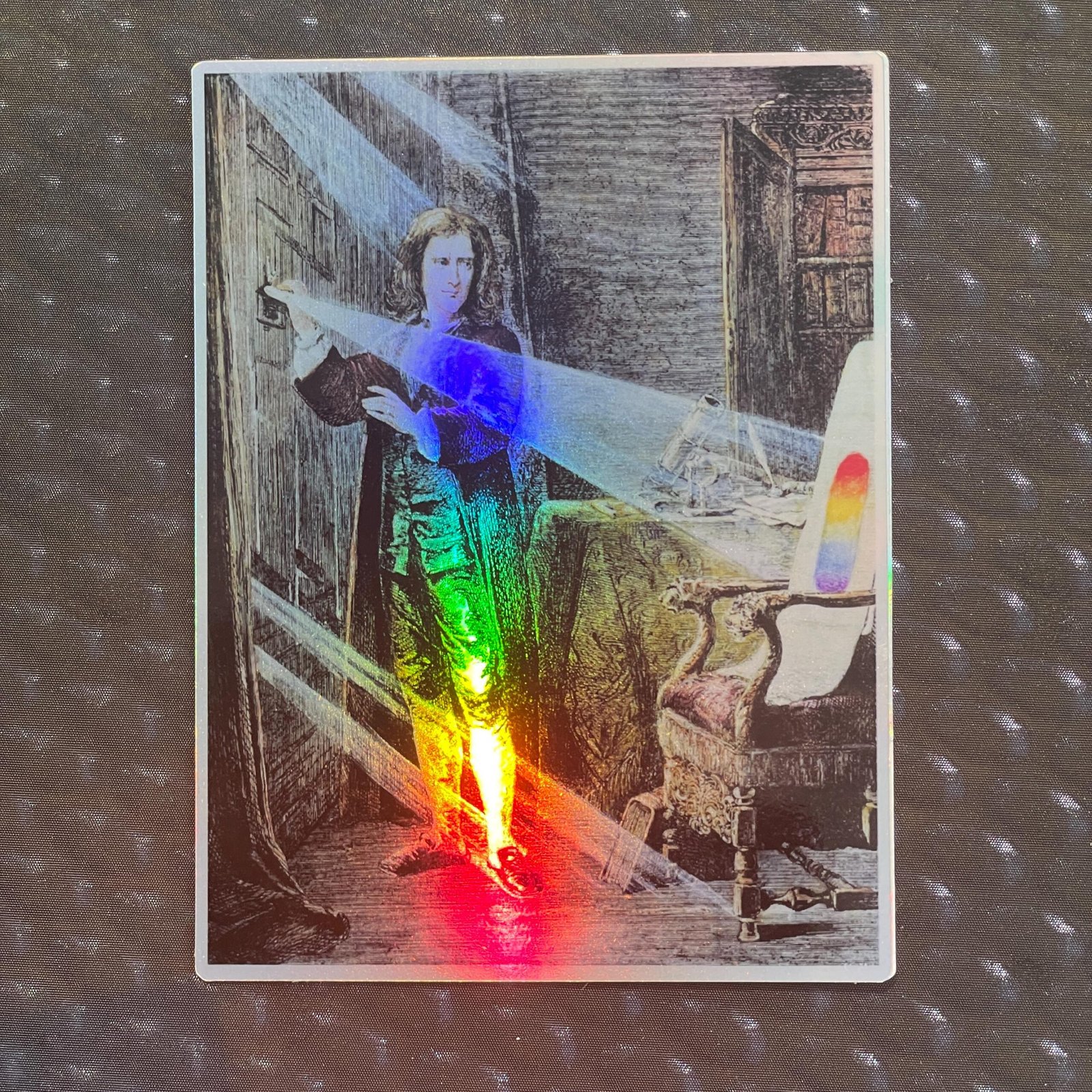 Autocollant Holographique Newton & le Prisme – Opticks (1704), Effet Arc-en-Ciel Cadeau Scientifique, Sticker 9 × 6,5 cm en Vinyle Laminé – Image 2