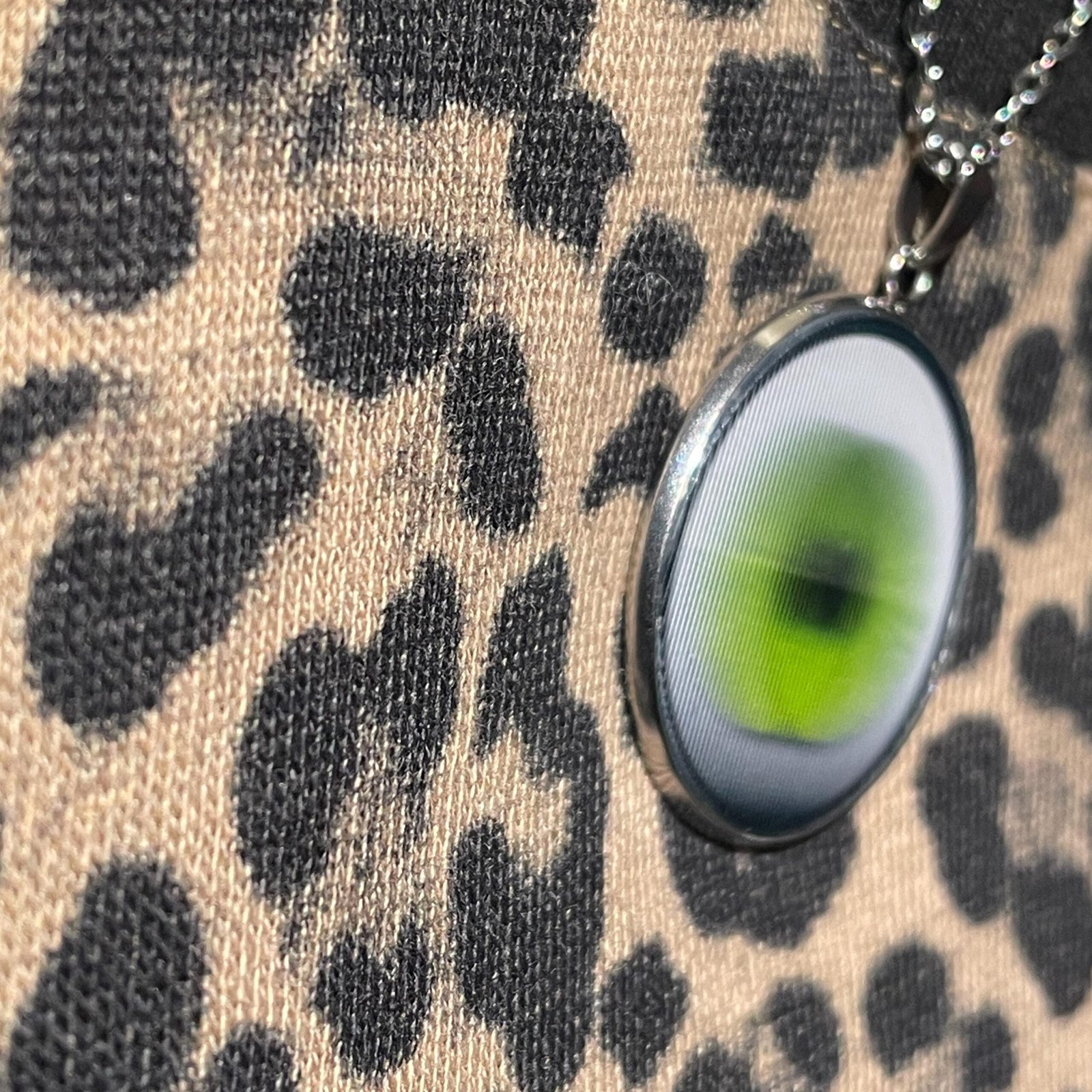 Pendentif Œil Animé globe oculaire Lenticulaire – Iris Vert Qui Suit le Regard – rond 30mm (1,19in) acier inox avec Collier Acier Inoxydable – Image 9