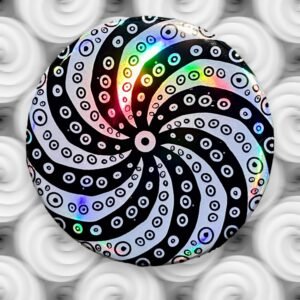 Badge Spirale avec des yeux aux reflets holographiques – 44 mm, pin Psychédélique, Design Original Fait Main, Reflets Iridescents