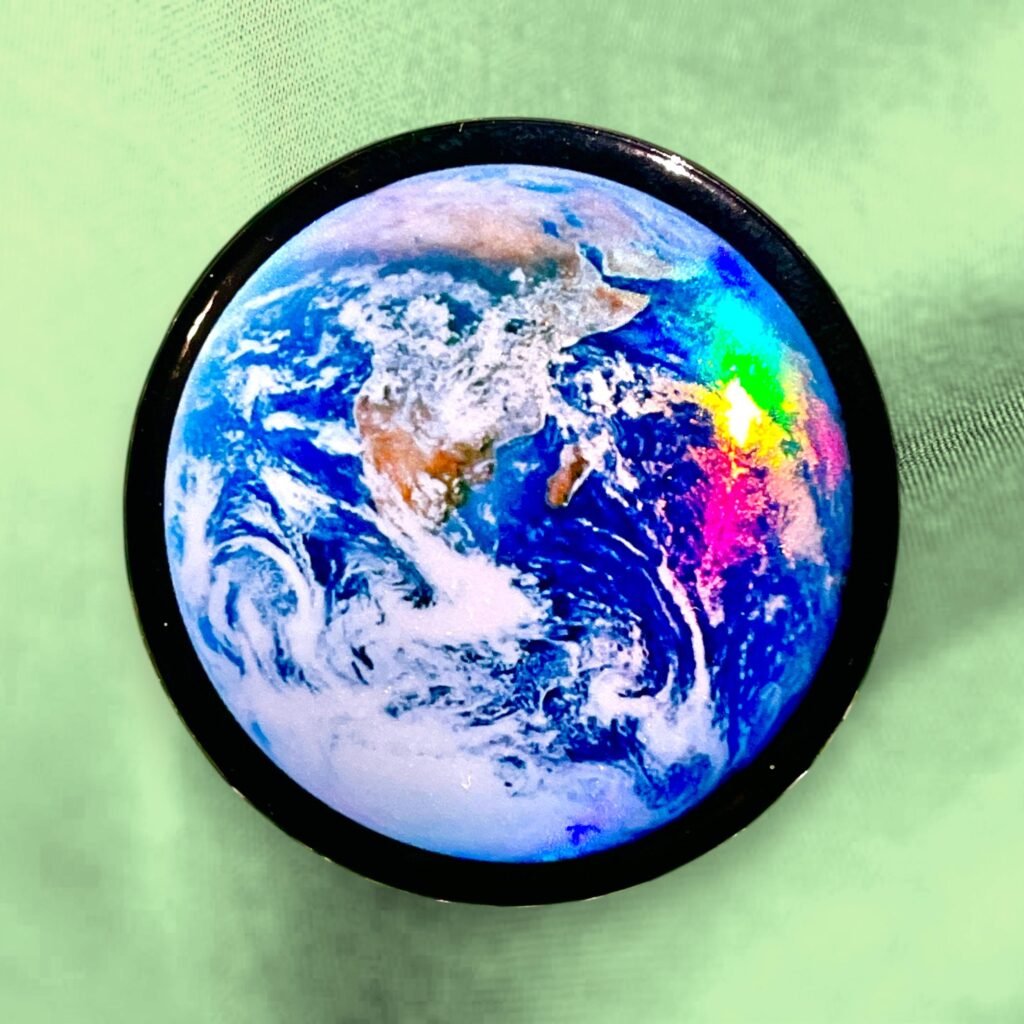 Badge Planète Terre reflets holographiques - The Blue Marble – Photo Iconique Terre vue de l’Espace – 44 mm Holographique – Fait Main