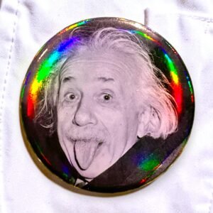 Badge Einstein qui Tire la Langue – Reflets holographiques -  Photo Iconique  – 44 mm  – Science Pop Culture – Fait Main