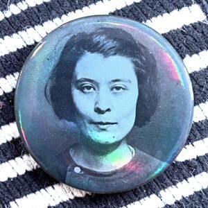 Badge Germaine Berton 1923 – Portrait Mugshot Historique sur Vinyle Holographique, Badge 44 mm Métal, Histoire Sociale XXe Siècle