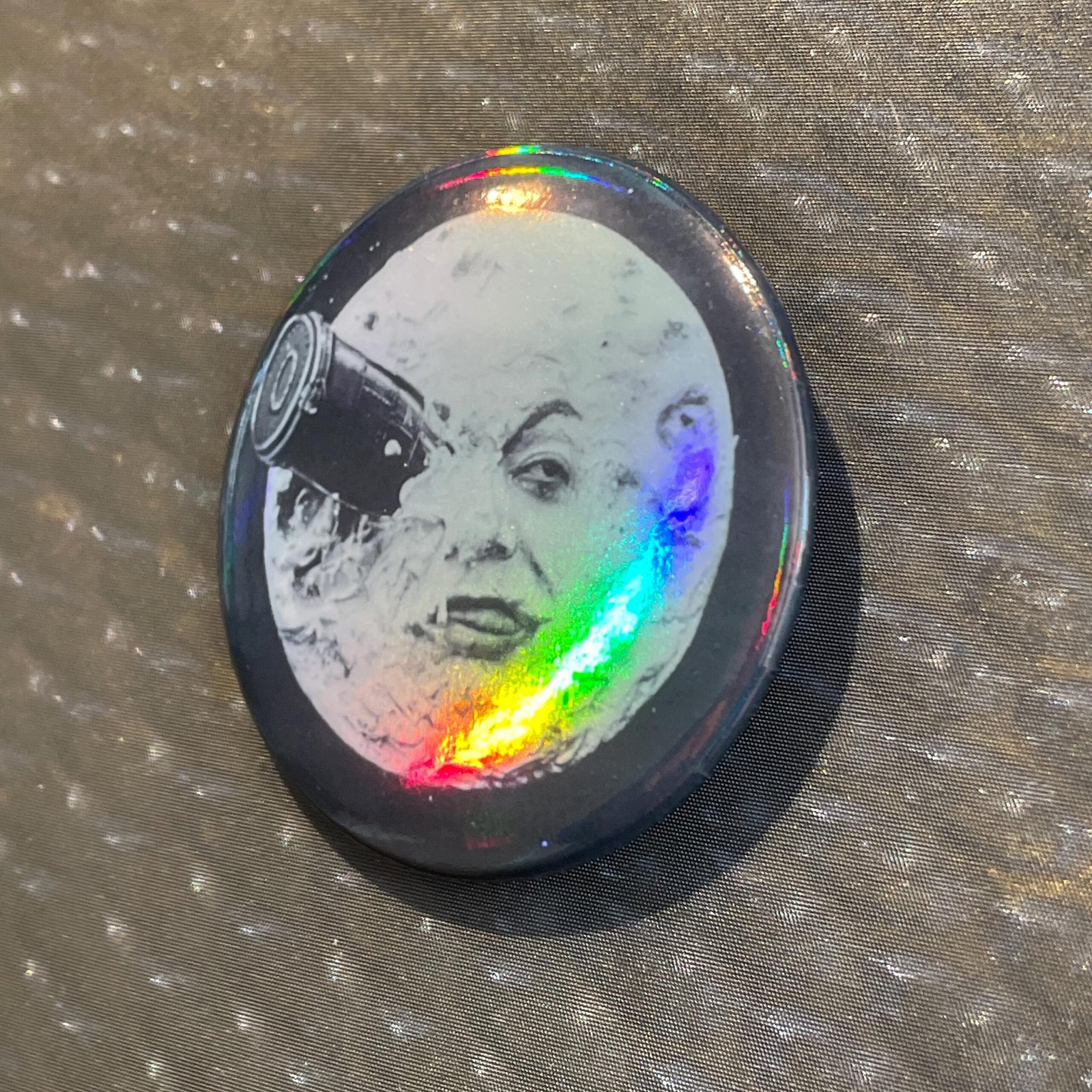 Badge Le Voyage dans la Lune Holographique – Méliès 1902, Lune Iconique borgne & Fusée, 44 mm Métal, Cinéma Pionnier, – Image 7