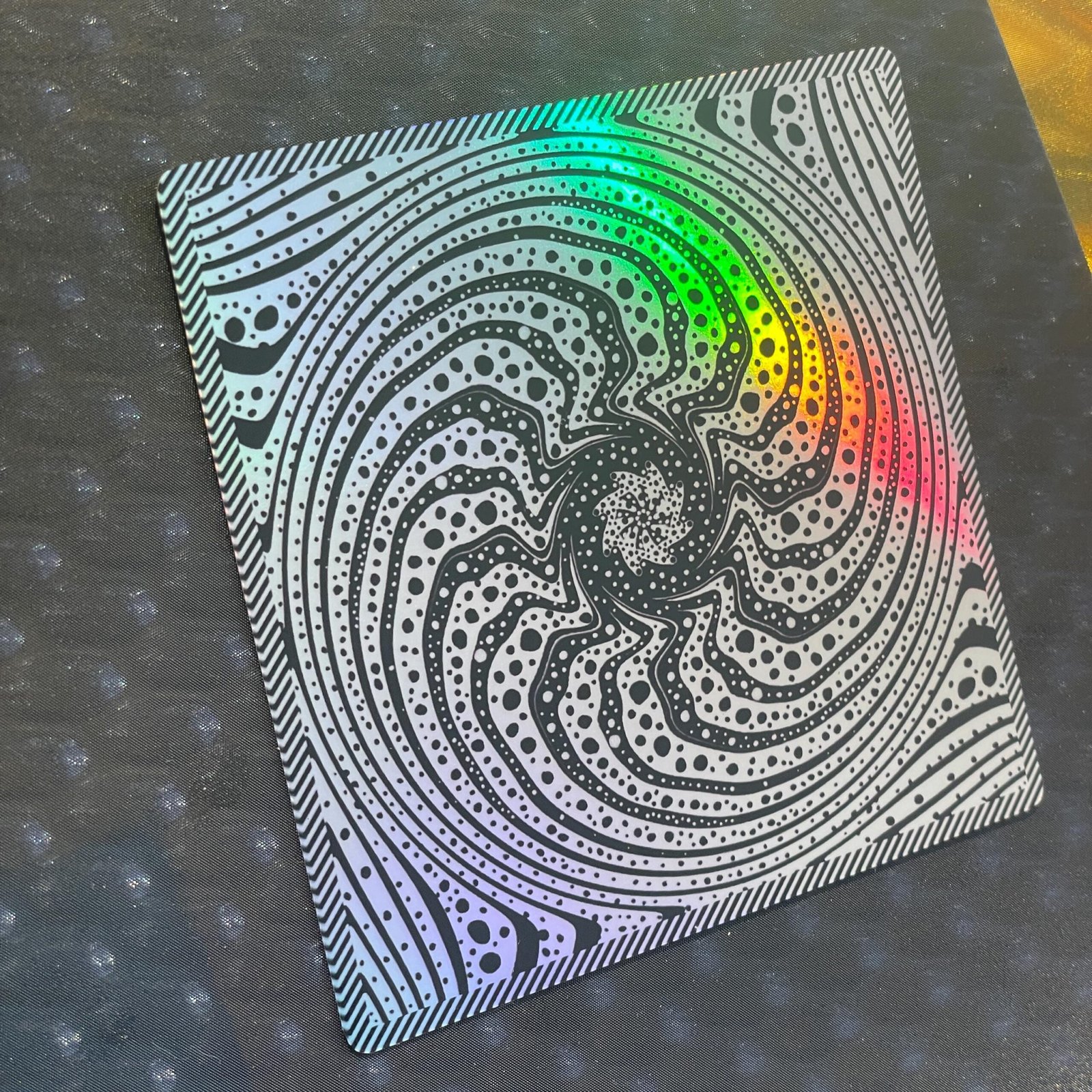 Autocollant Spirale Psychédélique Op Art Noir & Blanc – 8 × 8 cm, Vinyle aux reflets Holographiques, Laminé, Illustration Originale – Image 6