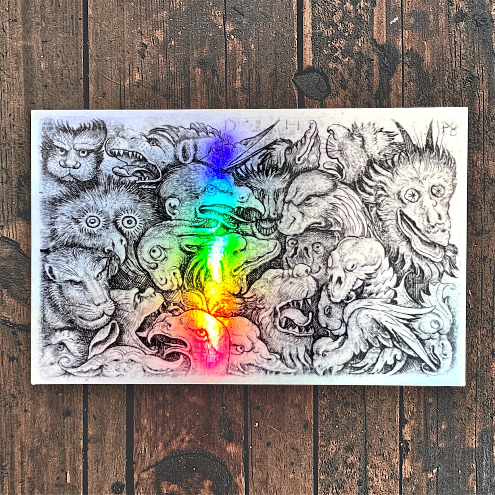 Autocollant Gravure Renaissance Animaux Grotesques Iridescent – Daniel Hopfer (XVIᵉ siècle) – Vinyle Holographique Laminé – 9,5 × 6 cm